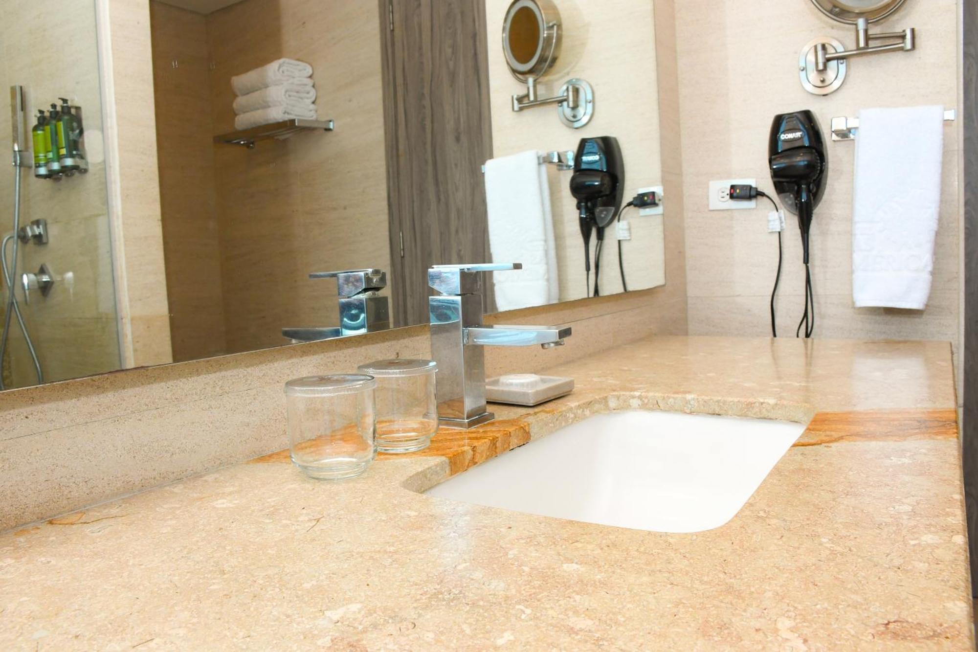 Americas Torre Del Mar Hotel